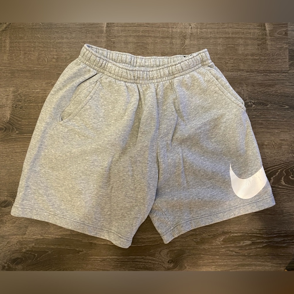 Nike Men's Sportswear Club "Grey" Graphic Shorts size m
